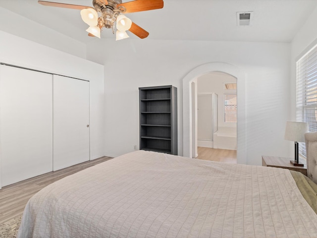 bedroom featuring light hardwood / wood-style floors, a closet, and ceiling fan