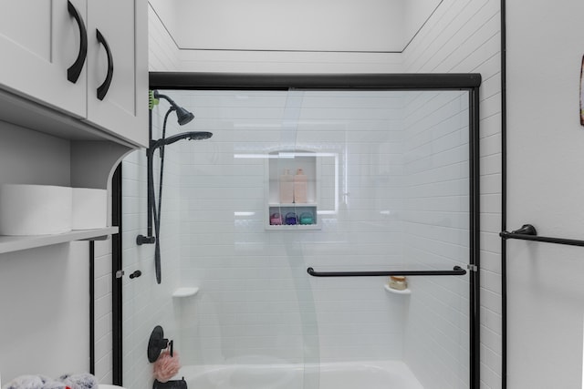 bathroom with enclosed tub / shower combo