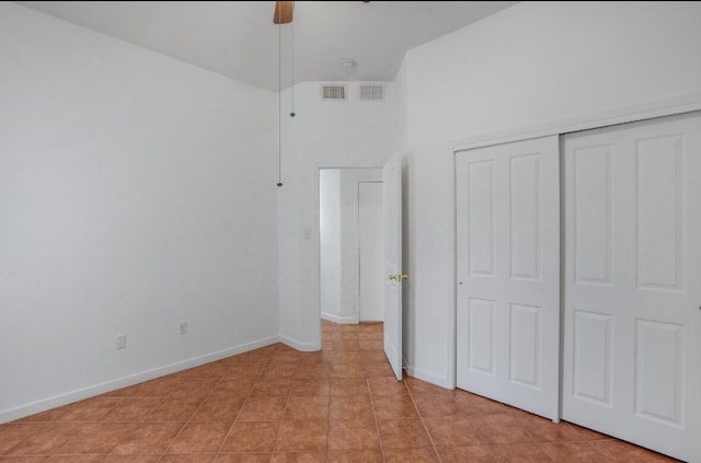 unfurnished bedroom featuring ceiling fan and a closet