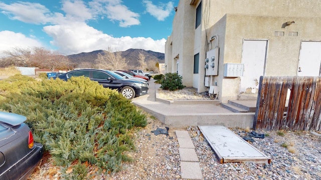 view of yard featuring a mountain view