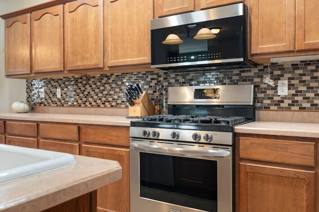 kitchen featuring tasteful backsplash and stainless steel appliances