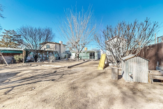 view of yard featuring a shed