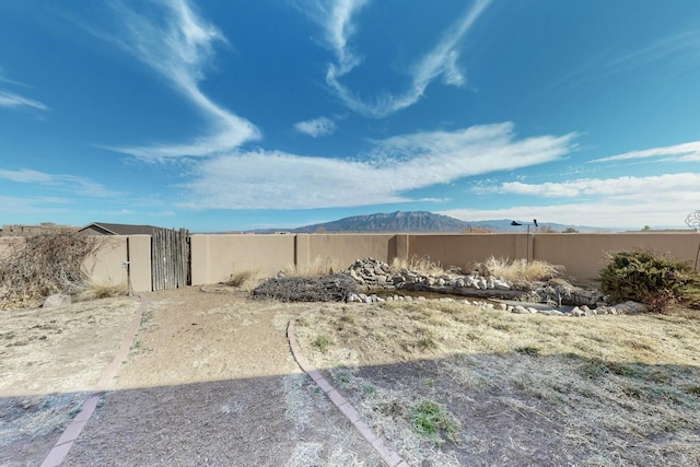 view of yard featuring a mountain view