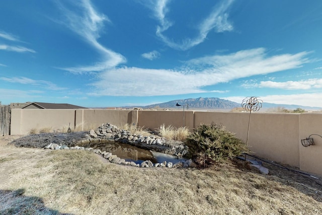 view of yard featuring a mountain view