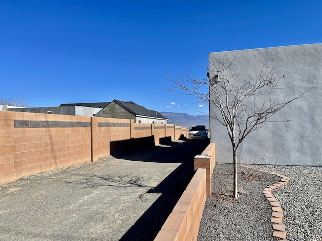 view of yard with a mountain view