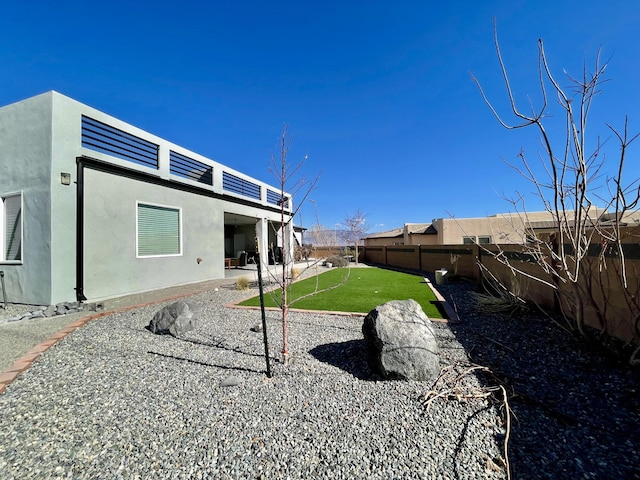 view of yard featuring a patio area