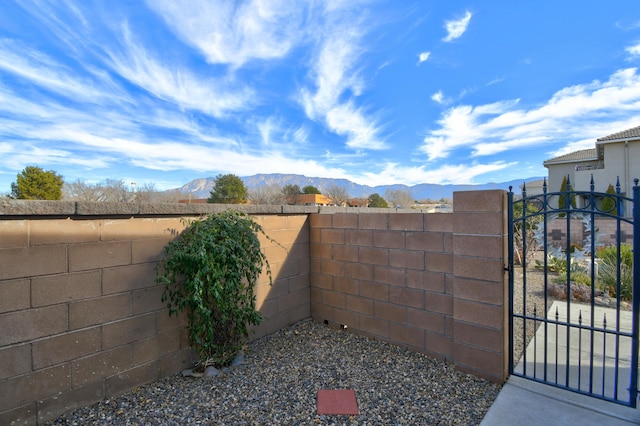 view of yard featuring a mountain view