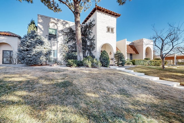 view of front facade featuring a front yard