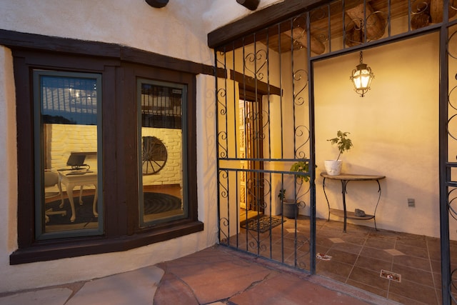 entrance to property with ceiling fan