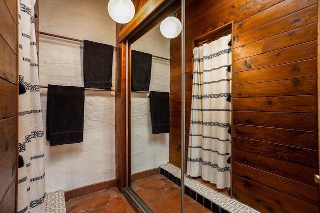 bathroom featuring curtained shower