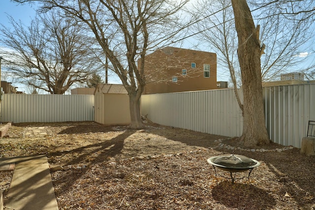 view of yard featuring an outdoor fire pit