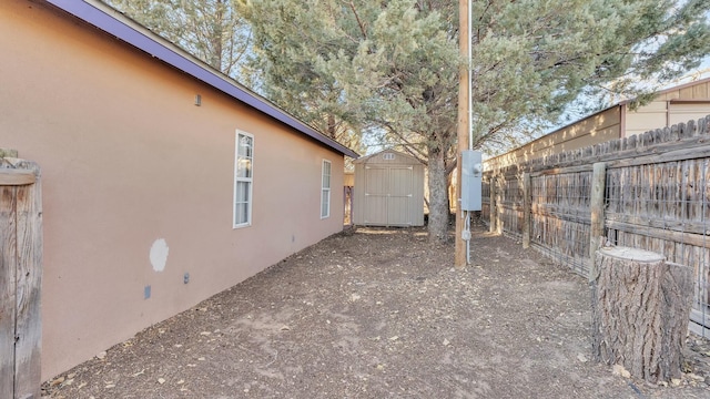 view of yard with a shed