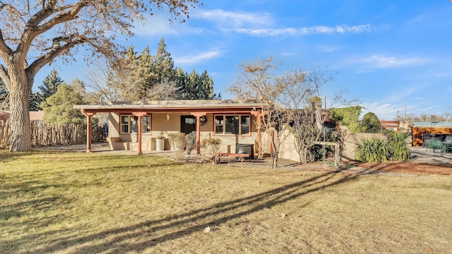 view of front of property featuring a patio area and a front yard