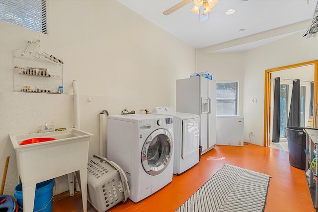 washroom featuring laundry area, a ceiling fan, and washer and dryer