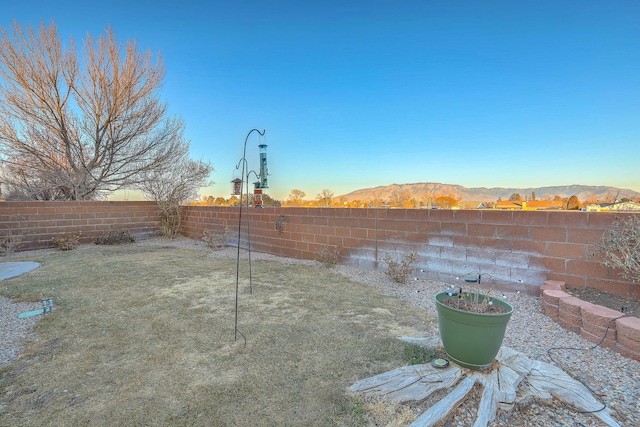 view of yard with a mountain view