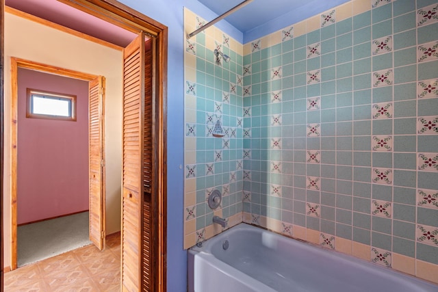 bathroom with tiled shower / bath