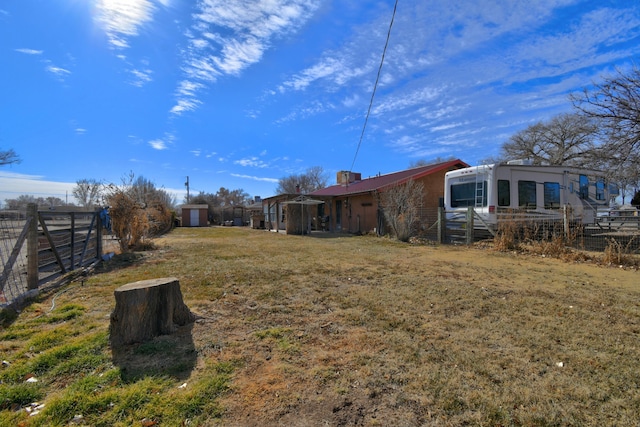 view of yard featuring a shed