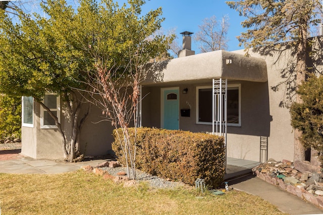 view of front of property featuring a front yard