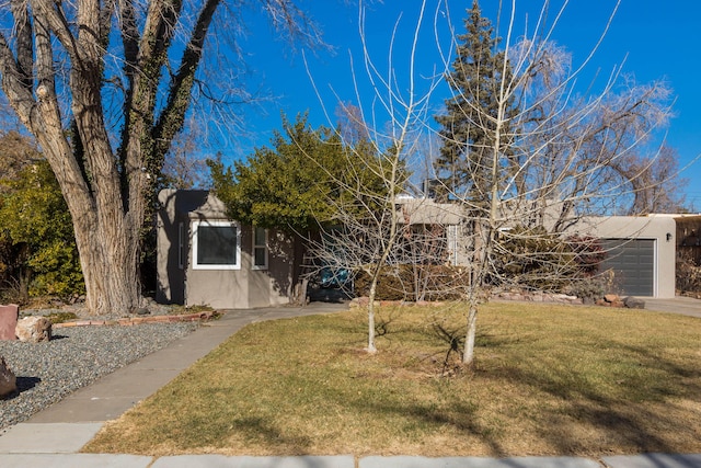 view of front of house featuring a garage and a front lawn