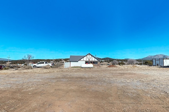 view of yard featuring a mountain view