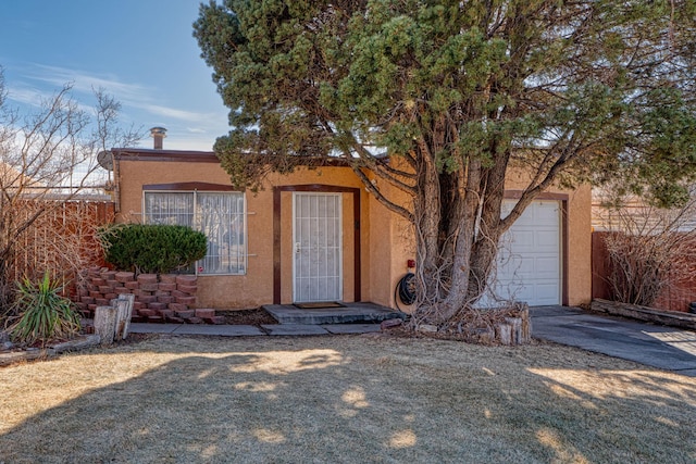 view of front of house featuring a garage and a front yard