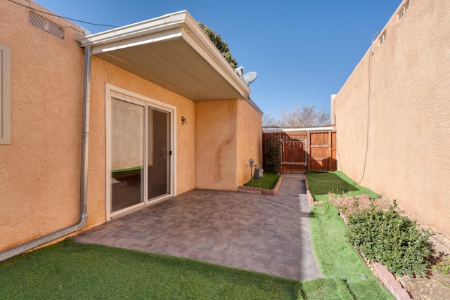 view of yard with a patio area