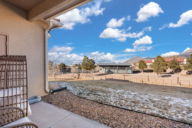 view of yard with a mountain view