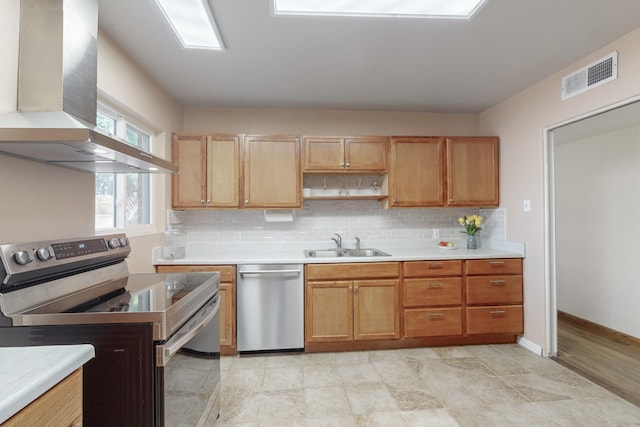 kitchen with stainless steel appliances, sink, backsplash, and range hood