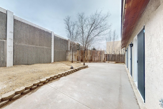 view of yard featuring a patio