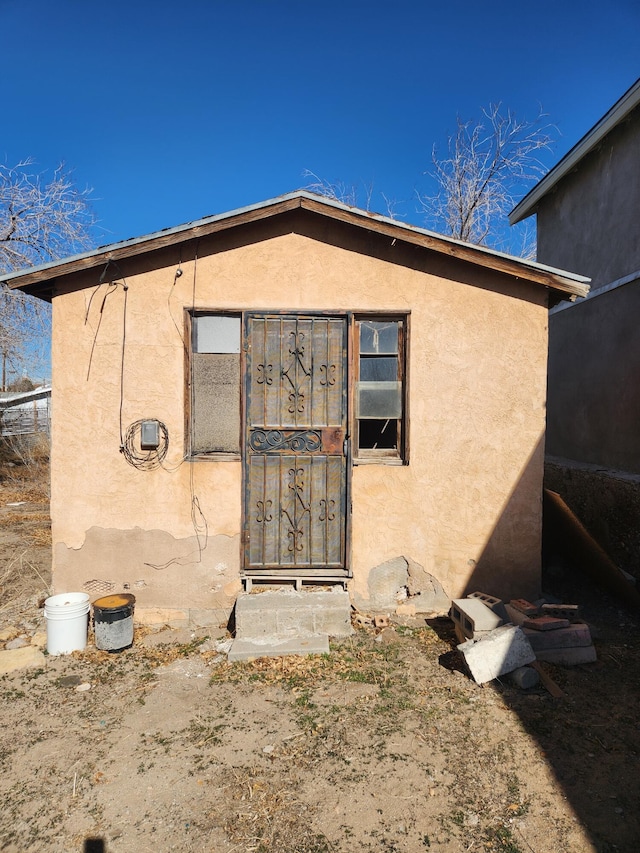back of house with an outdoor structure
