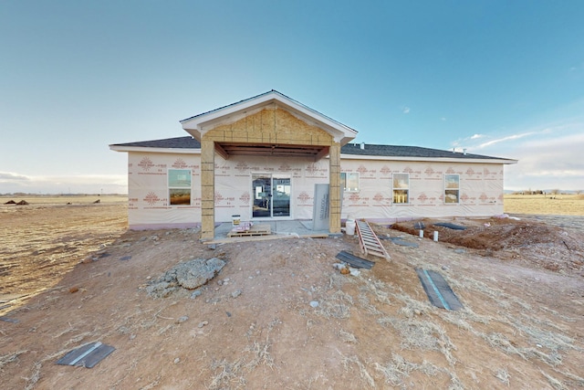 view of front of property featuring a rural view