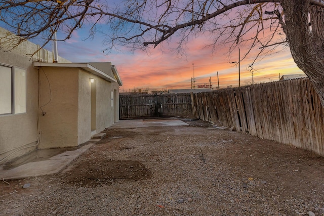 view of yard at dusk