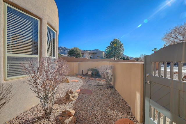 view of yard featuring a mountain view