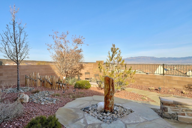 view of yard featuring a mountain view