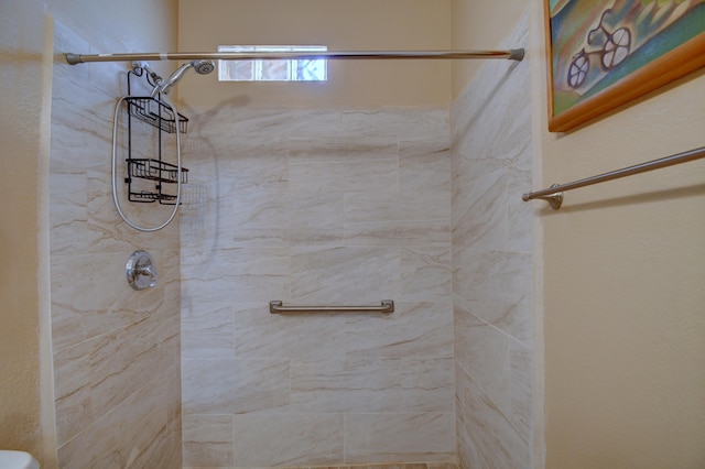 bathroom featuring tiled shower