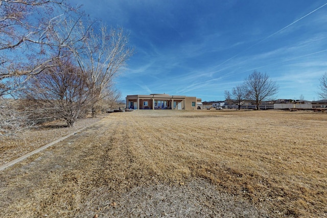 view of front of property featuring a front lawn