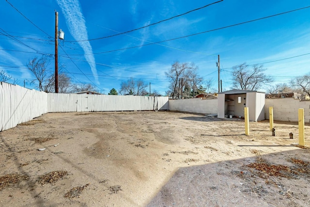 view of yard with a storage unit