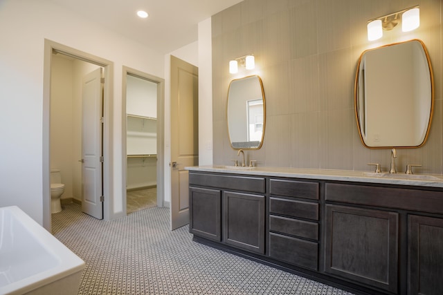 bathroom featuring vanity, toilet, and a bathtub