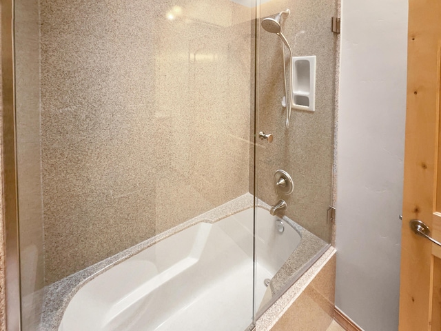 bathroom with tiled shower / bath combo