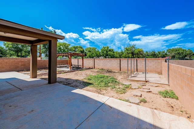 view of yard with a patio and a pergola