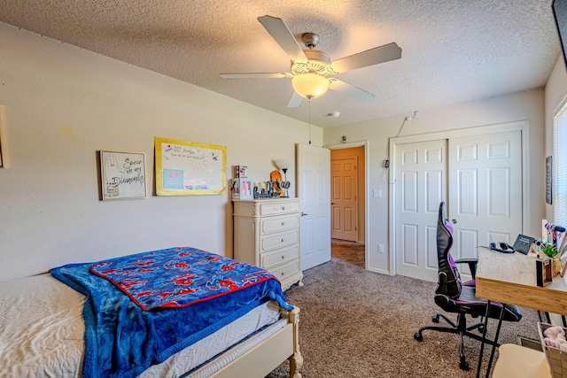 carpeted bedroom featuring ceiling fan, a closet, and a textured ceiling