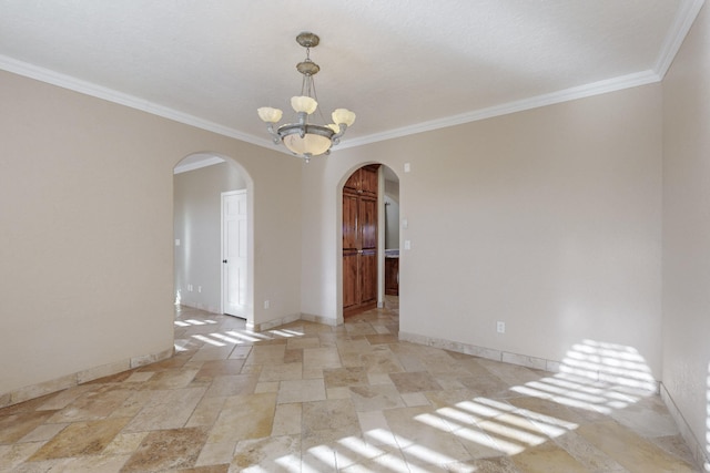 empty room with crown molding and a notable chandelier