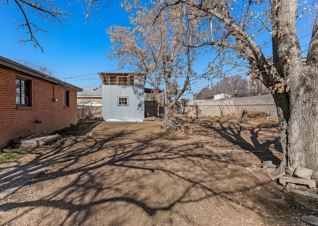 view of yard featuring a storage unit