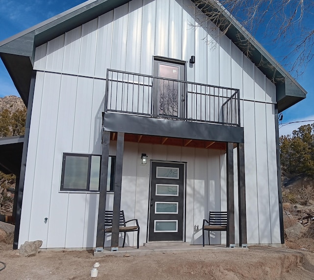 exterior space featuring a balcony