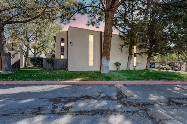 view of front of property featuring a yard