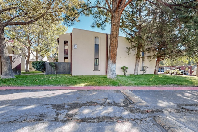 view of front facade with a front yard