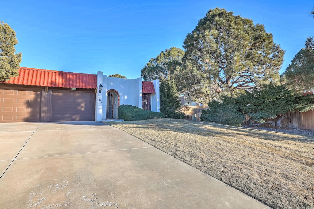 view of front facade with a garage and a front yard