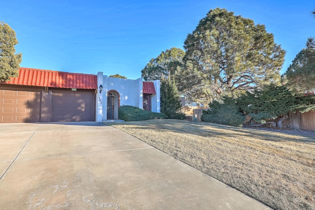 view of front facade with a garage and a front yard