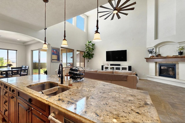 836 Mesa Roja Trl NE, Rio Rancho, NM 87144 - kitchen featuring a sink, open floor plan, arched walkways, plenty of natural light, and a high ceiling