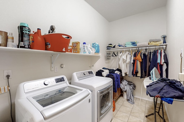 laundry area featuring light tile patterned flooring and independent washer and dryer